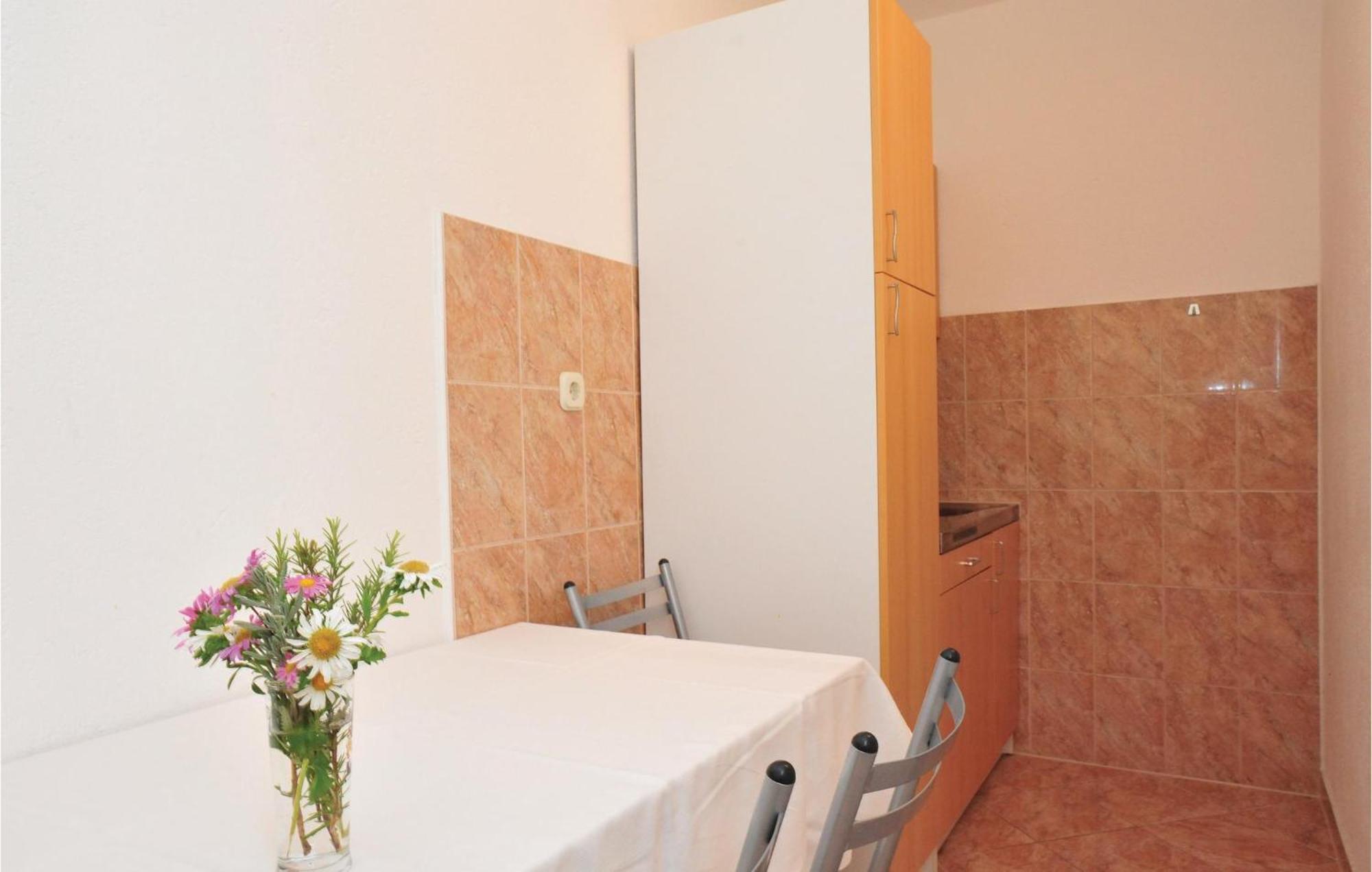 1 Bedroom Awesome Apartment In Lokva Rogoznica Εξωτερικό φωτογραφία