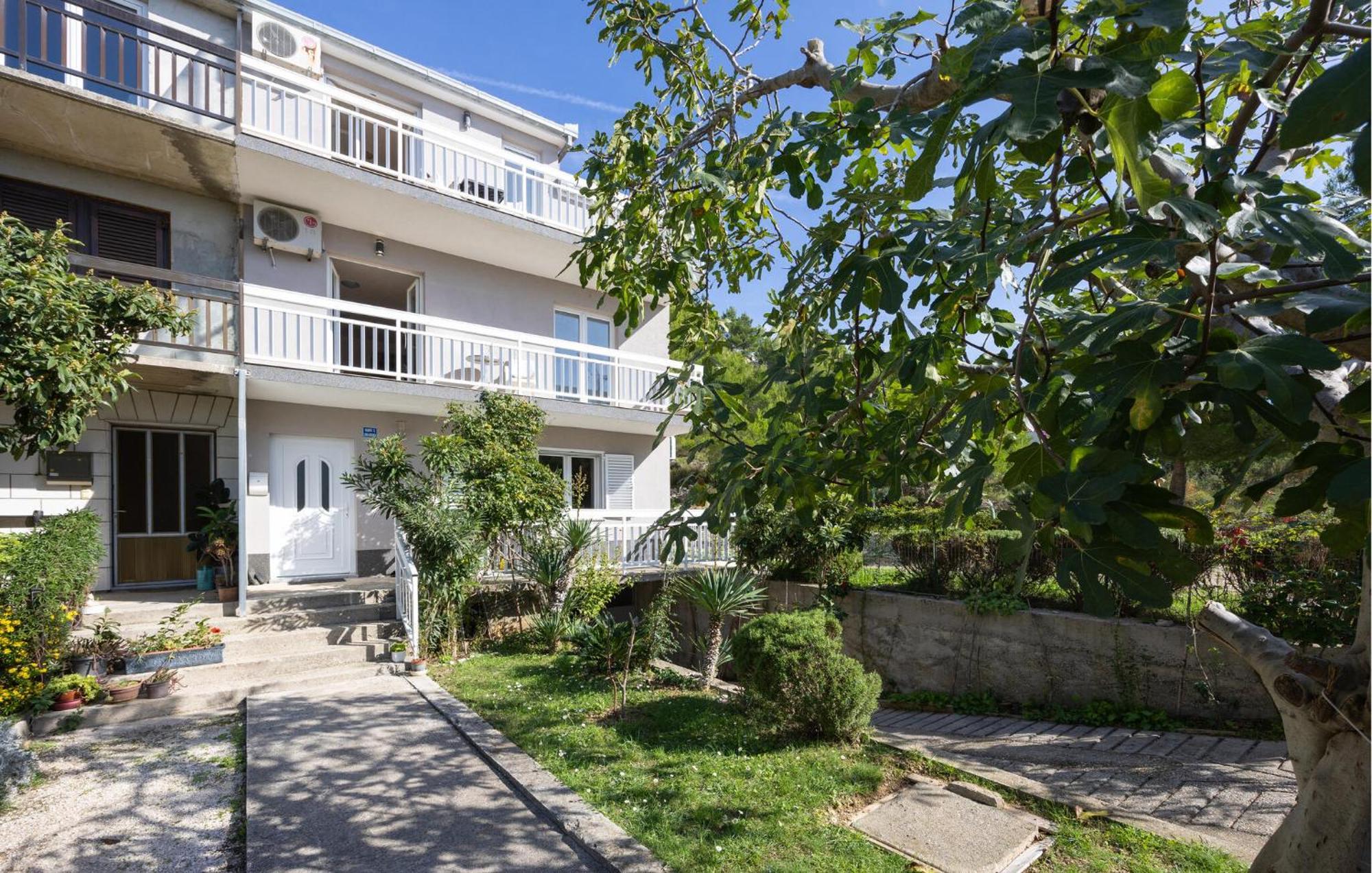 1 Bedroom Awesome Apartment In Lokva Rogoznica Εξωτερικό φωτογραφία